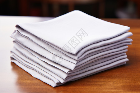 餐桌上折叠的白色餐巾图片