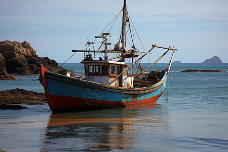 渔船停泊在海滩上图片