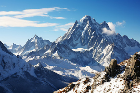 阳光下的山峰图片