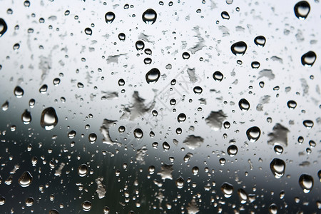 雨天挡风玻璃透明水滴滴落在玻璃上设计图片
