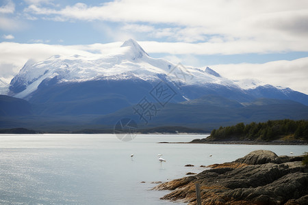 湖畔山峰图片