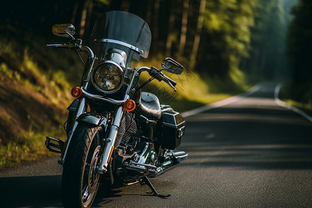 森林公路上的摩托车图片
