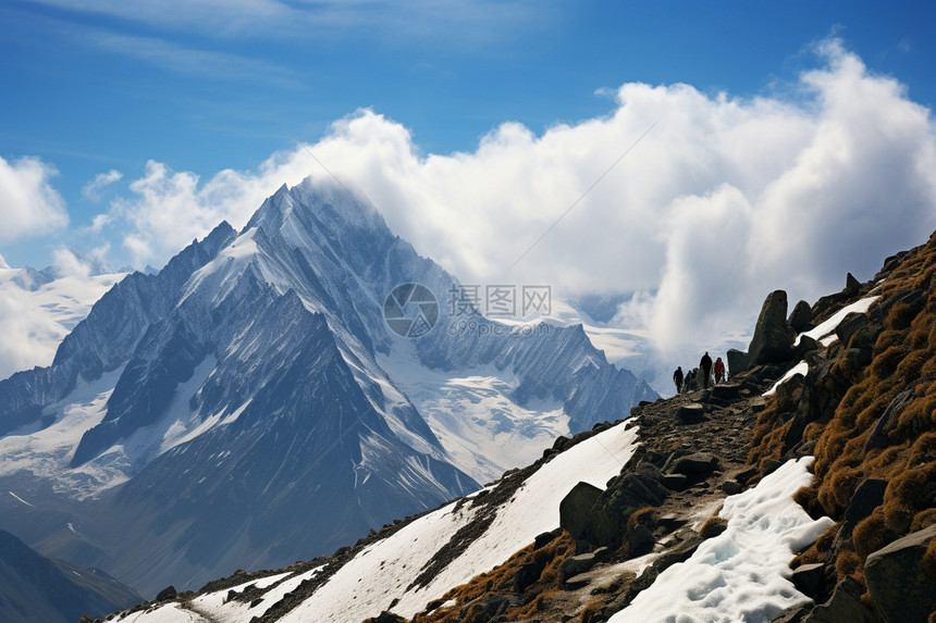 阳光下的雪山图片