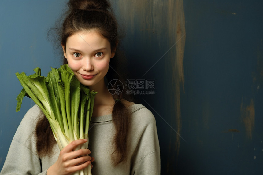 拿着蔬菜的女生图片