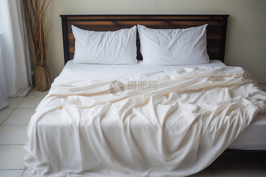 舒适现代的白色床铺图片