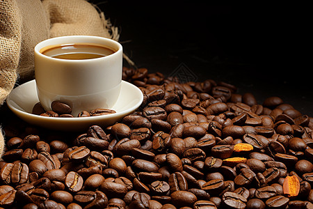 棕色和米色怀旧咖啡馆中的咖啡和咖啡豆。背景