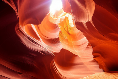 宽阔的岩壁神奇的流光穿过岩壁洞穴设计图片