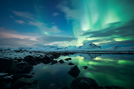 夜空流星湖反射北极光映照的湖山背景