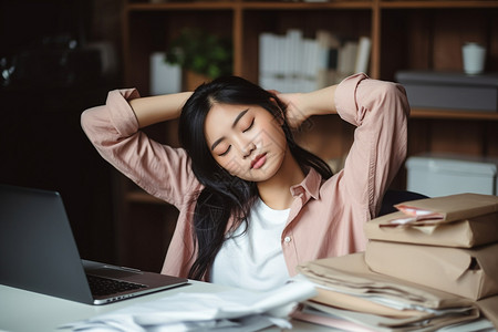 电脑前的女人高清图片