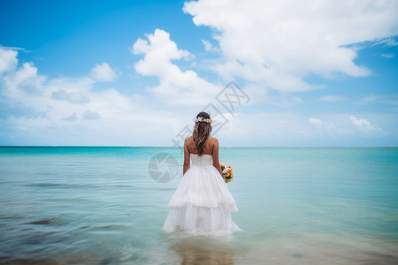 夏日婚礼中的白裙女郎图片