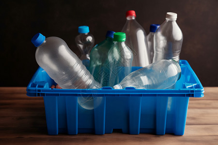 蓝色塑料桶中的塑料瓶高清图片