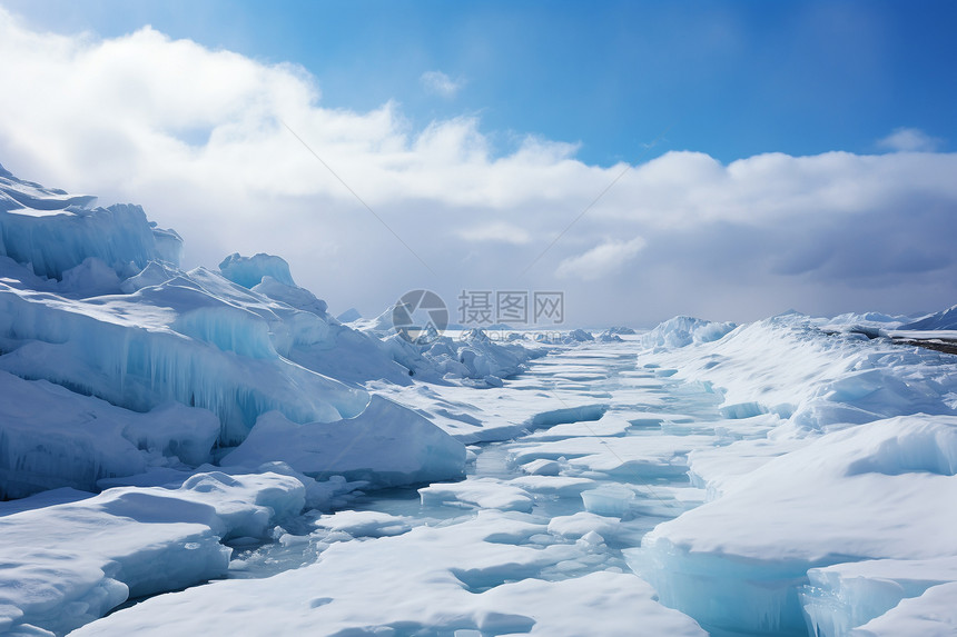 魅力冰川：云裹亚洲，冰雪探险摄于冰山上的一张照片图片