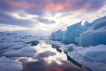 冰雪天冰雪奇观：冰蓝色的浮冰群在多云天空下漂浮的冻结艺术品背景