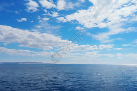 海中央海水上的蓝天背景