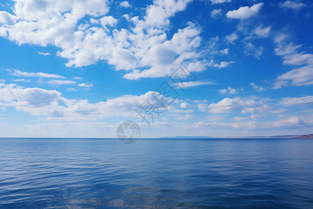 蓝天白云下的海面高清图片