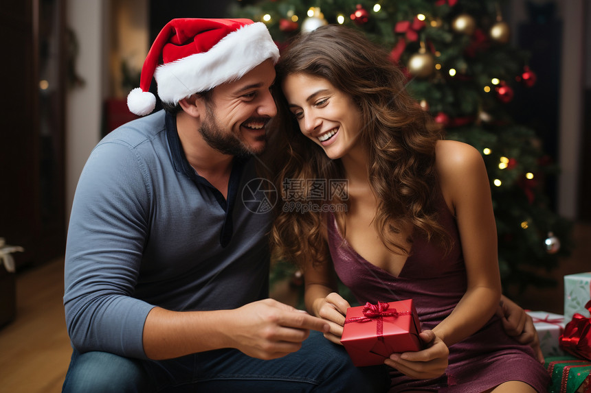 带着圣诞帽的温馨夫妇图片
