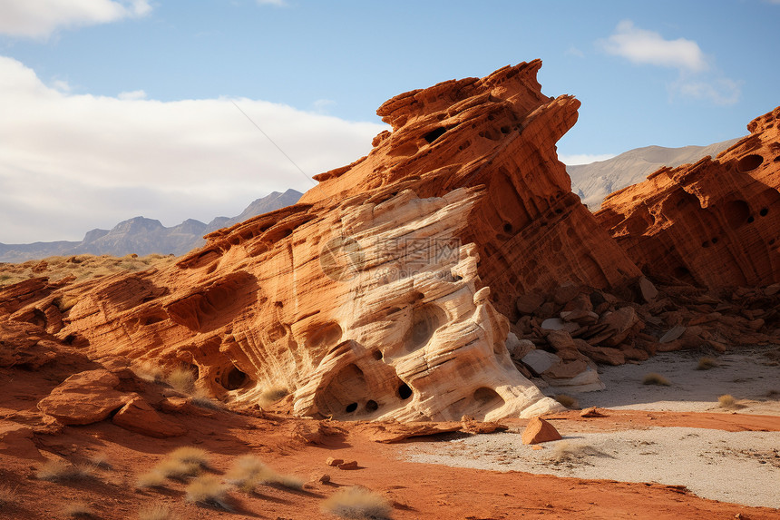 沙漠里自然形成的岩石图片