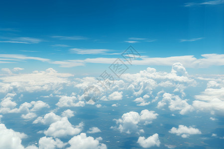 蔚蓝的天空上飘着云海图片