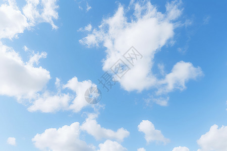 蔚蓝的天空上飘着白云图片