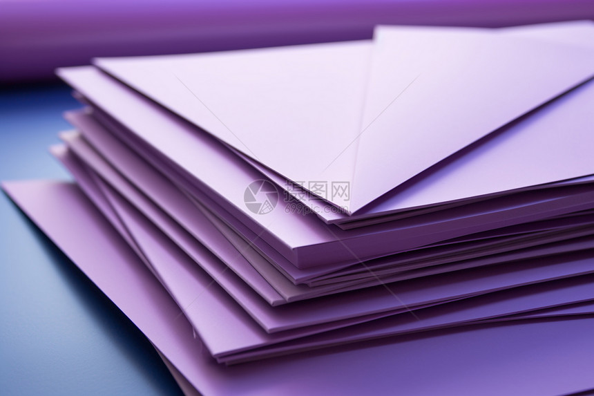 桌上一摞紫色信封图片