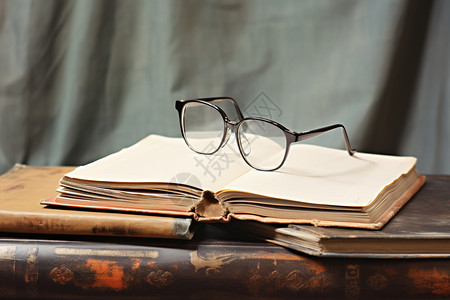 眼镜放在书上书上的黑框眼镜背景