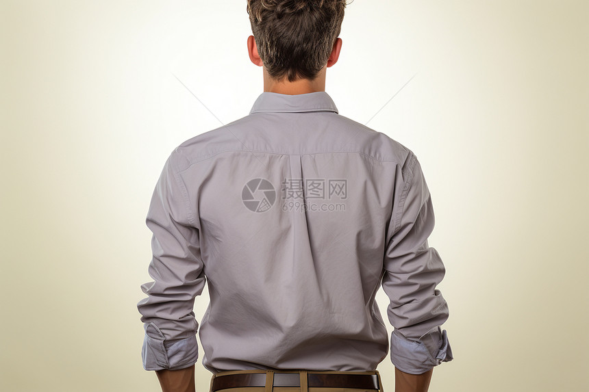 穿着商务衬衫的男人背影图片