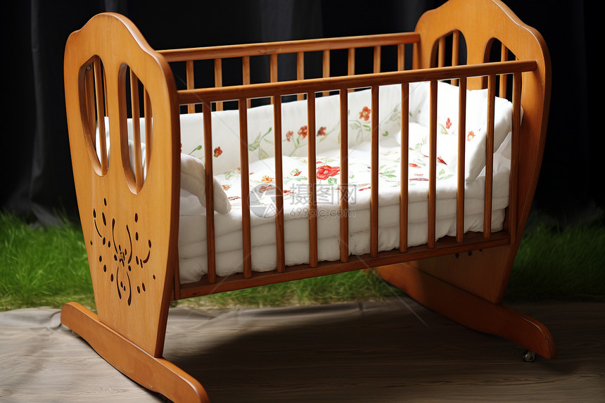 木质婴儿床图片