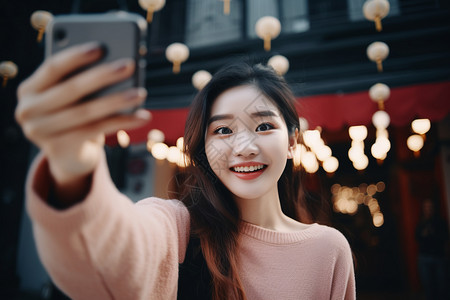 女孩站在城市街头自拍图片