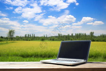 田园木桌上的笔记本电脑背景图片