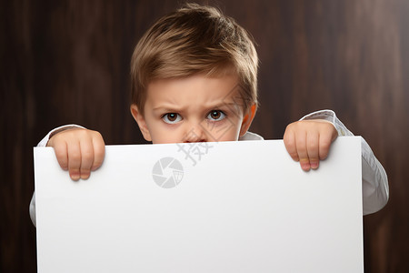 小男孩举着一张白纸背景图片