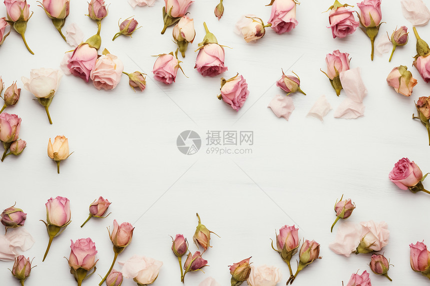 桌子上的玫瑰花蕾图片