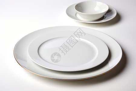白色的碗放在白色的盘子上背景图片