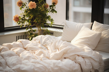 白色床品窗前白色被褥与枕头背景