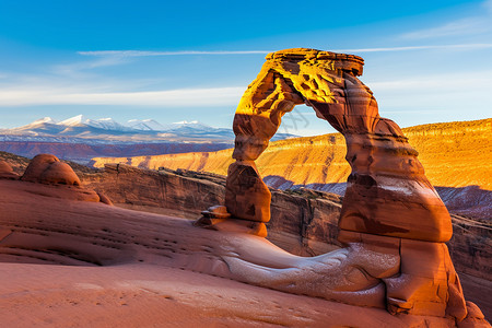 天然形成的拱门岩石景观图片