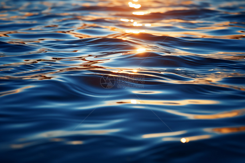 阳光照耀下的水面波纹图片