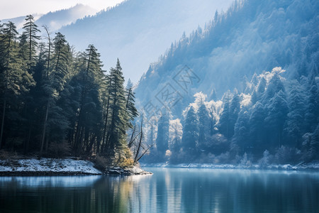 迷雾笼罩的雪山湖泊景观图片
