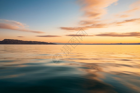 夕阳照在水面上背景