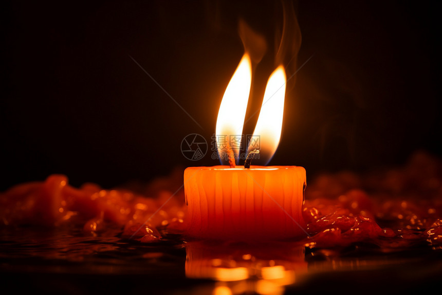桌面上燃烧的蜡烛图片