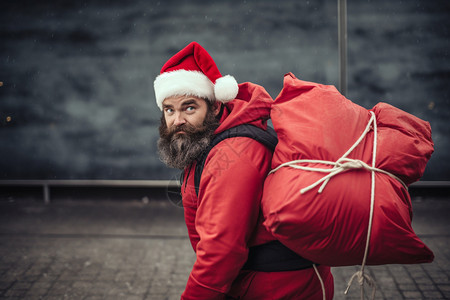 背着行李的圣诞男性图片