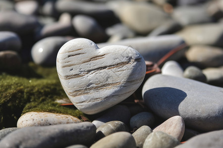 海滩上的心形石头高清图片