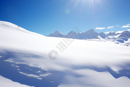 高原中雪覆盖的山脉图片