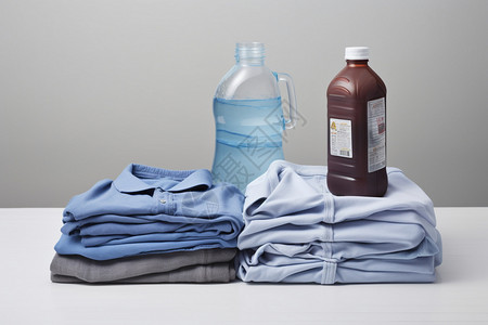 桌面上的洗涤剂和衬衫高清图片