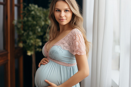站着的怀孕女性图片