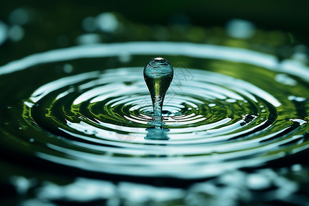 水滴滴落的涟漪特写图片