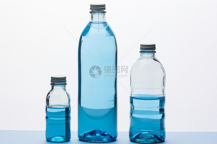 透明瓶子中的液体图片