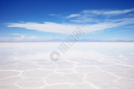 蓝天下美丽的白色盐湖图片