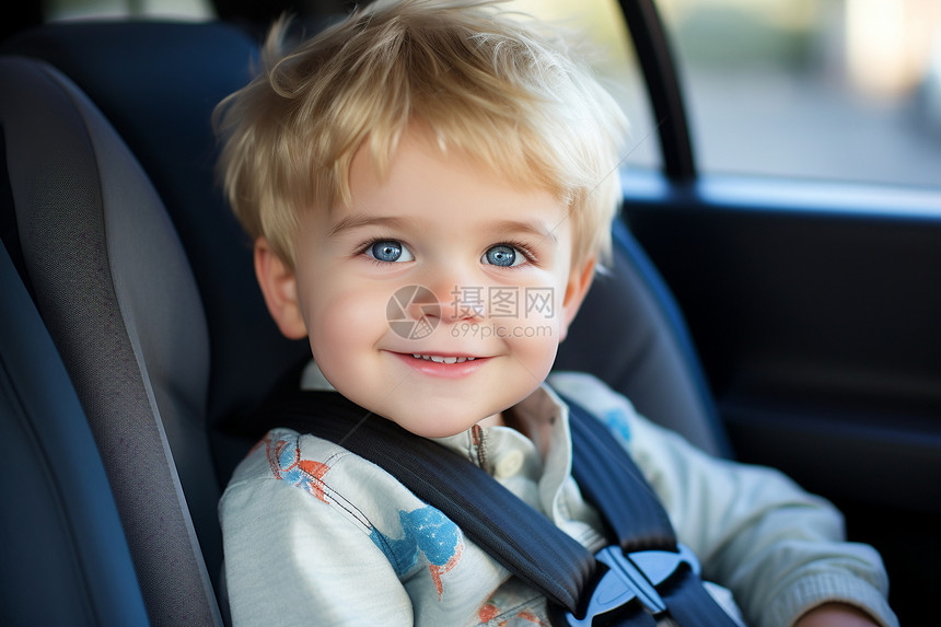 汽车后座乖巧的男孩图片
