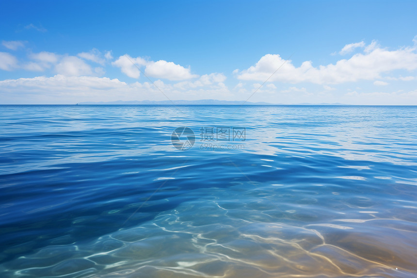 蓝天白云波光粼粼的海滩图片
