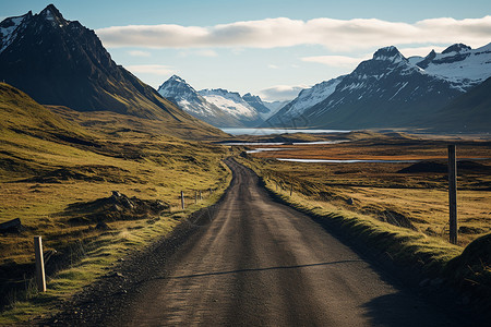 美丽的山脉和的泥泞小路背景图片