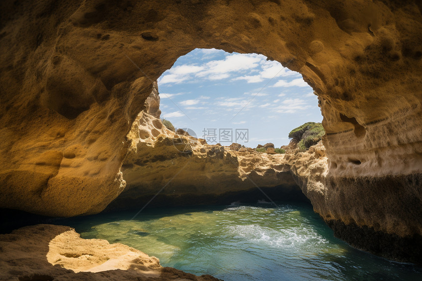 海洋上的天然洞穴图片
